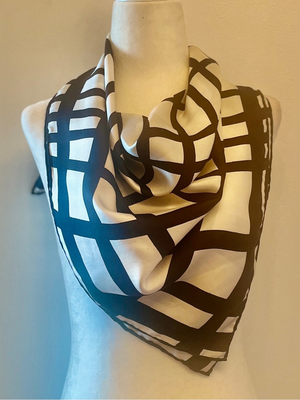 Vintage Fernanda Gattinoni 100% silk black-and-white geometric scarf